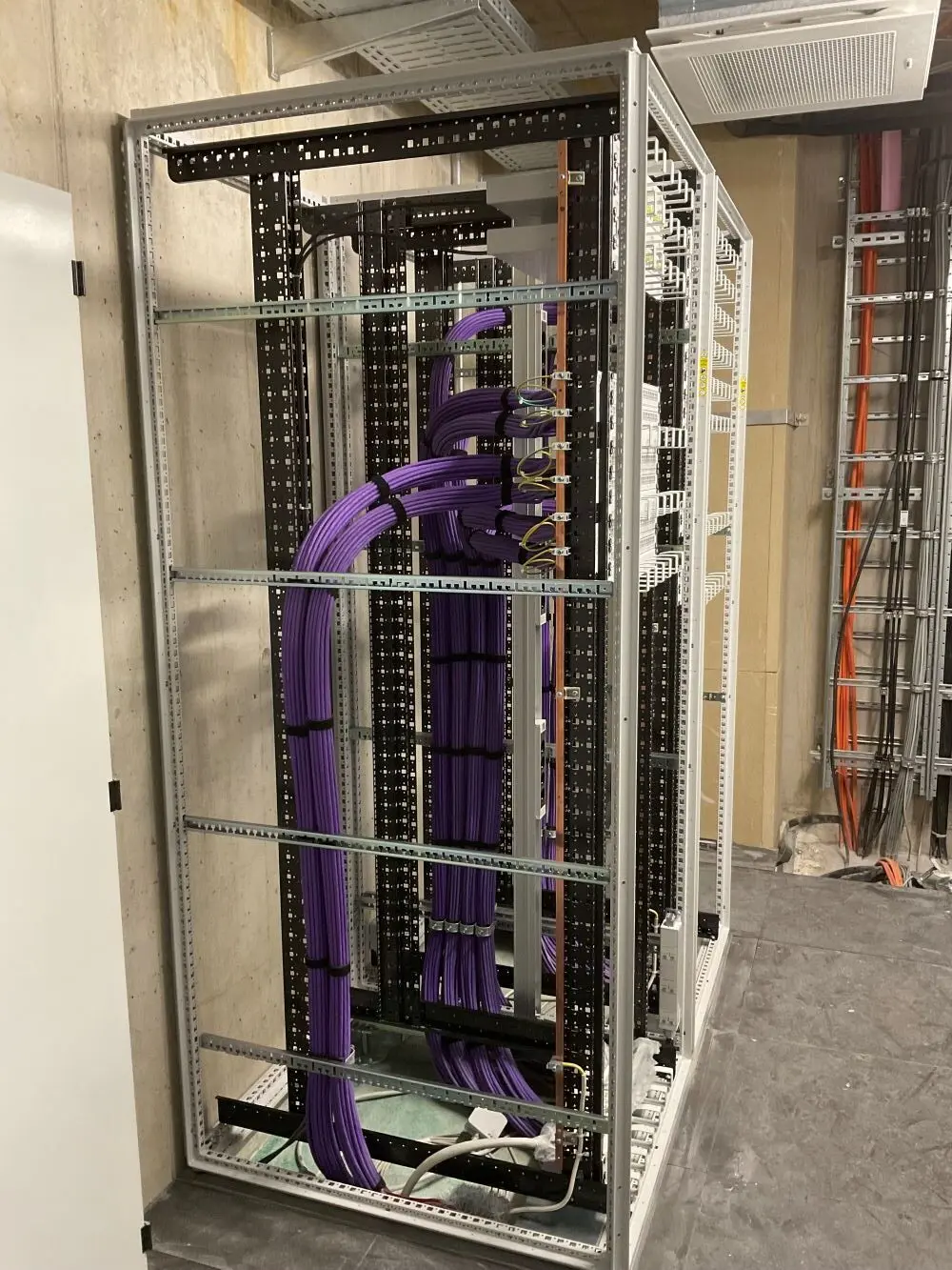 Netzwerkschrank mit Cat6a Verkabelung